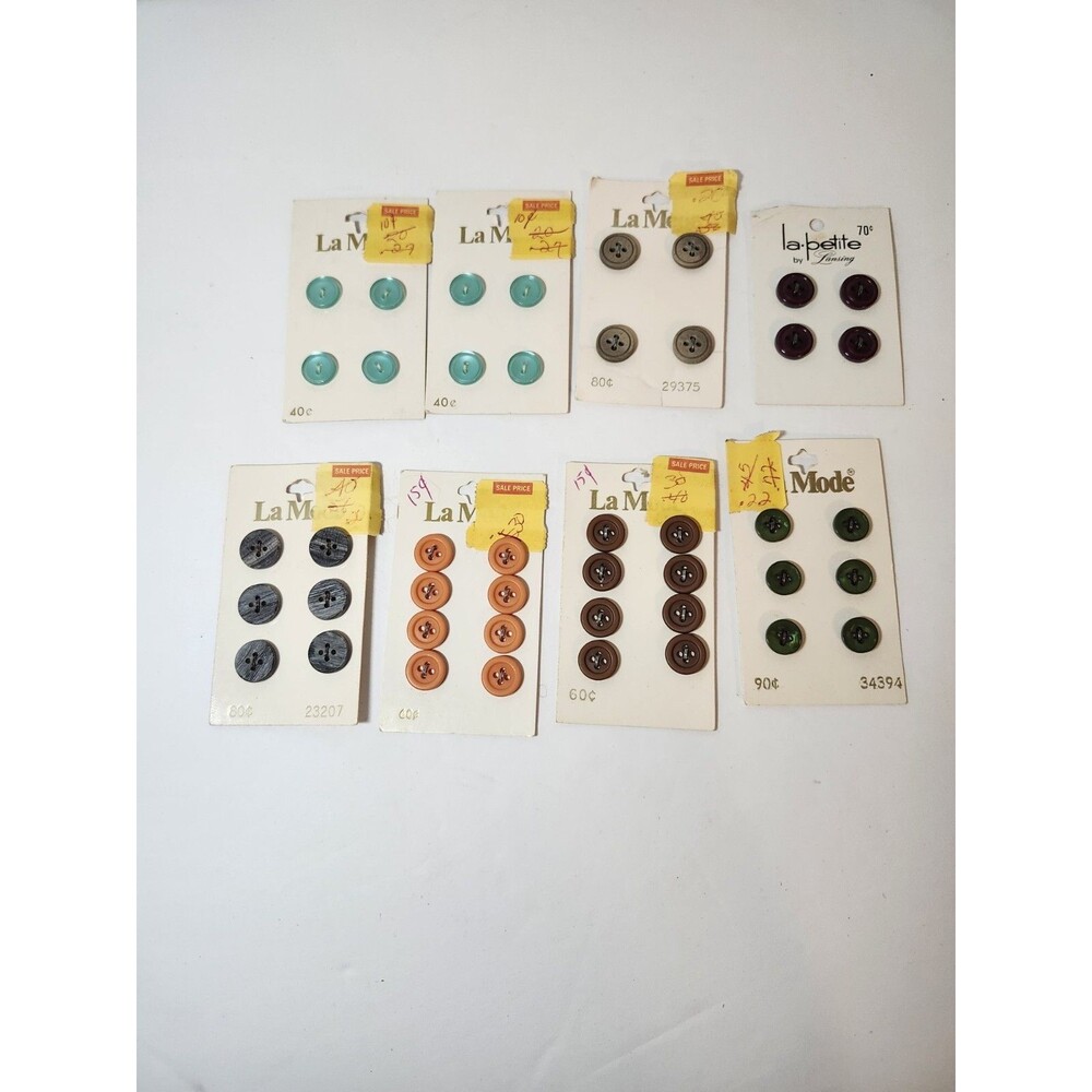 Lot Of 8 Vintage Cards Of Round Buttons